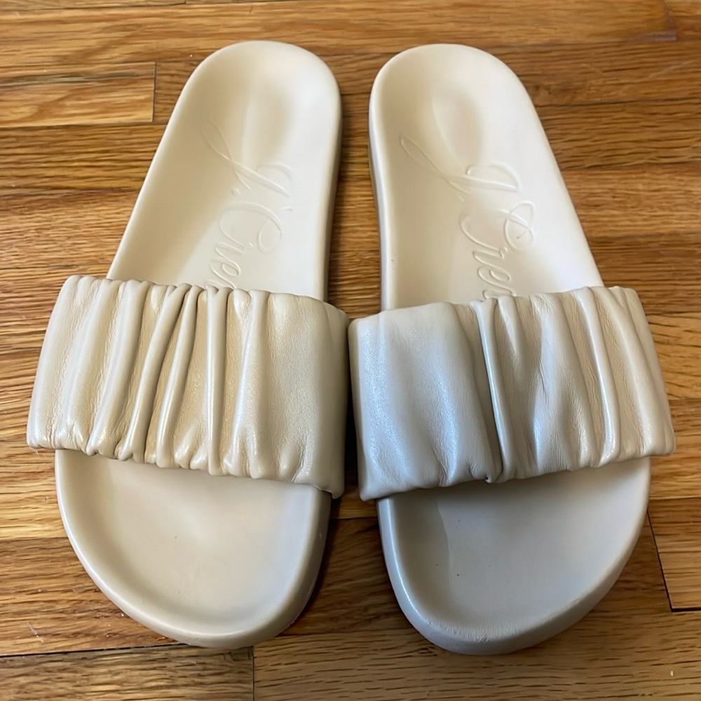 Upscale slides j crew never worn tan/beige size 7